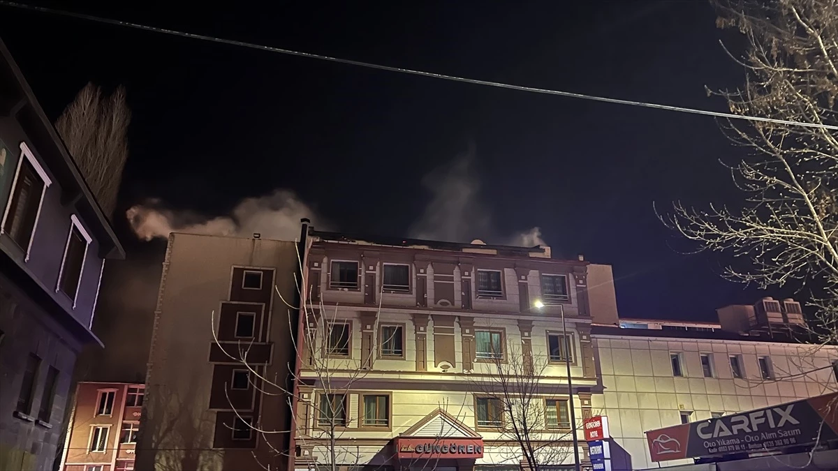 Kars\'ta 4 Katlı Otelin Çatı Katında Çıkan Yangın Söndürüldü