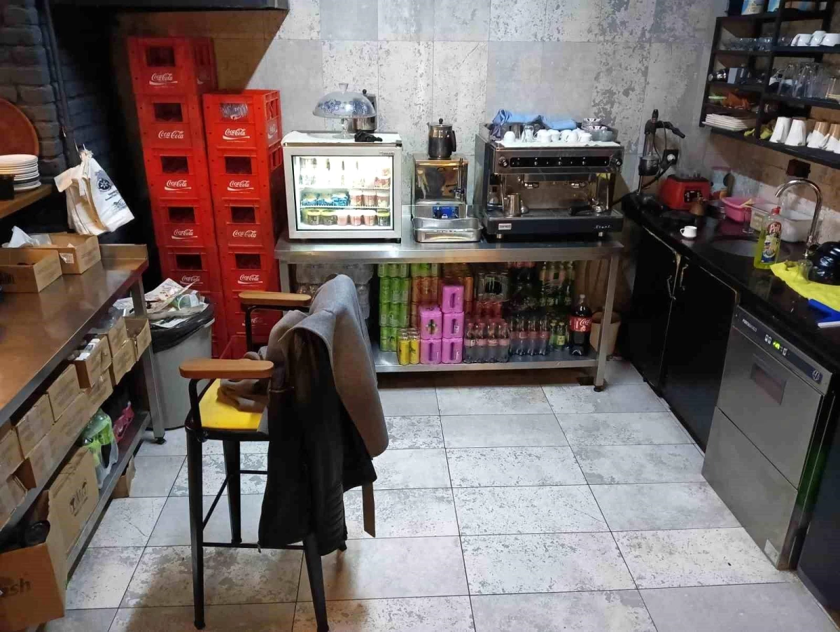 Ankara\'da Restoran Soygunu: Hırsız, Camı Kırıp Paraları Çaldıktan Sonra Tuvaletini Yaptı