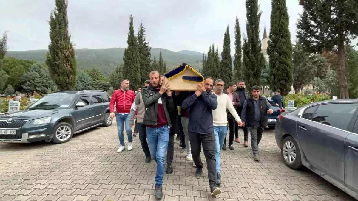 Hatay\'da tırla otomobil çarpışması sonucu ölen 6 kişilik aile son yolculuğuna uğurlandı