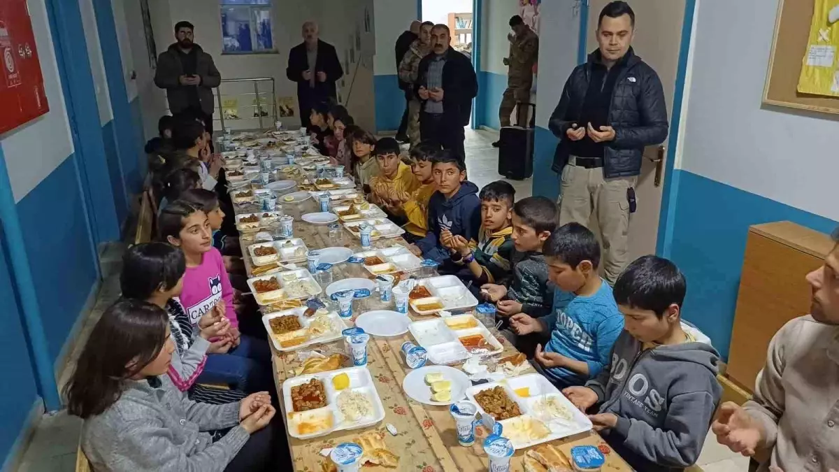 Muş\'ta Kaymakam ve Eşi Öğrencilerle İftar Yaptı