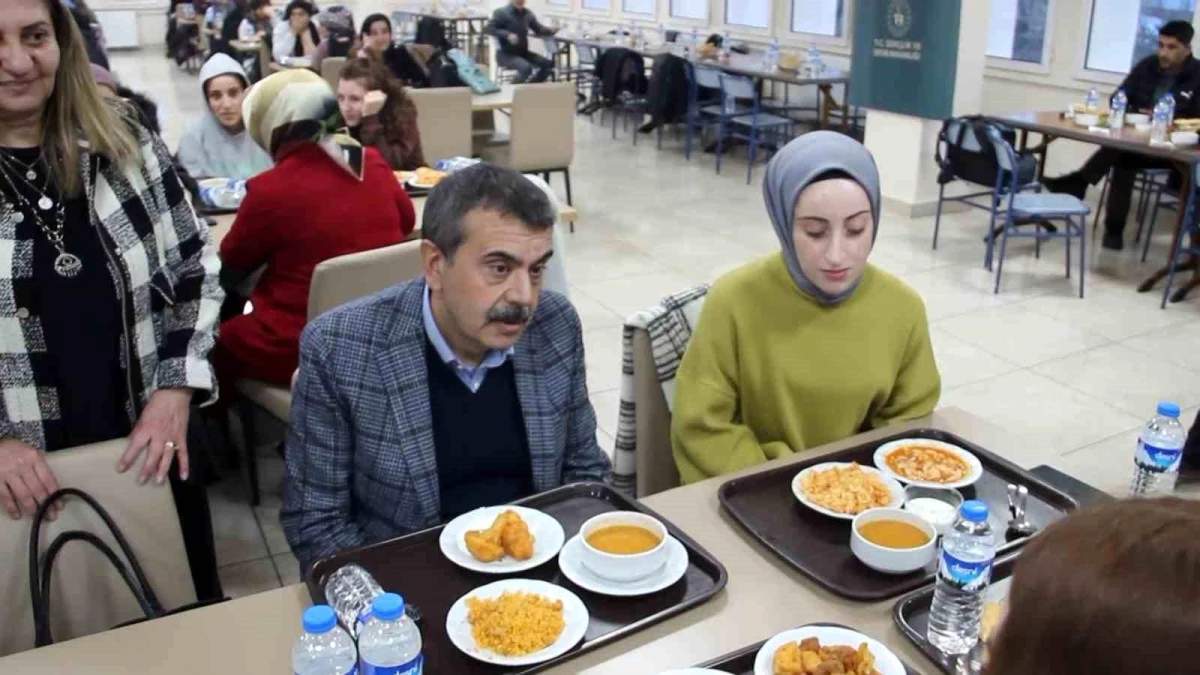 Milli Eğitim Bakanı Yusuf Tekin, Erzurum\'da öğrencilerle iftar yaptı