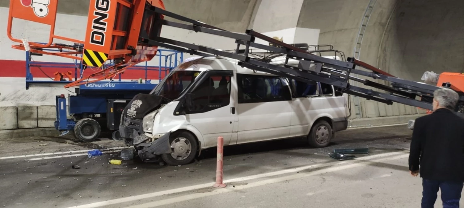 Artvin\'de minibüs tünelde çalışan işçilere çarptı: 8 yaralı