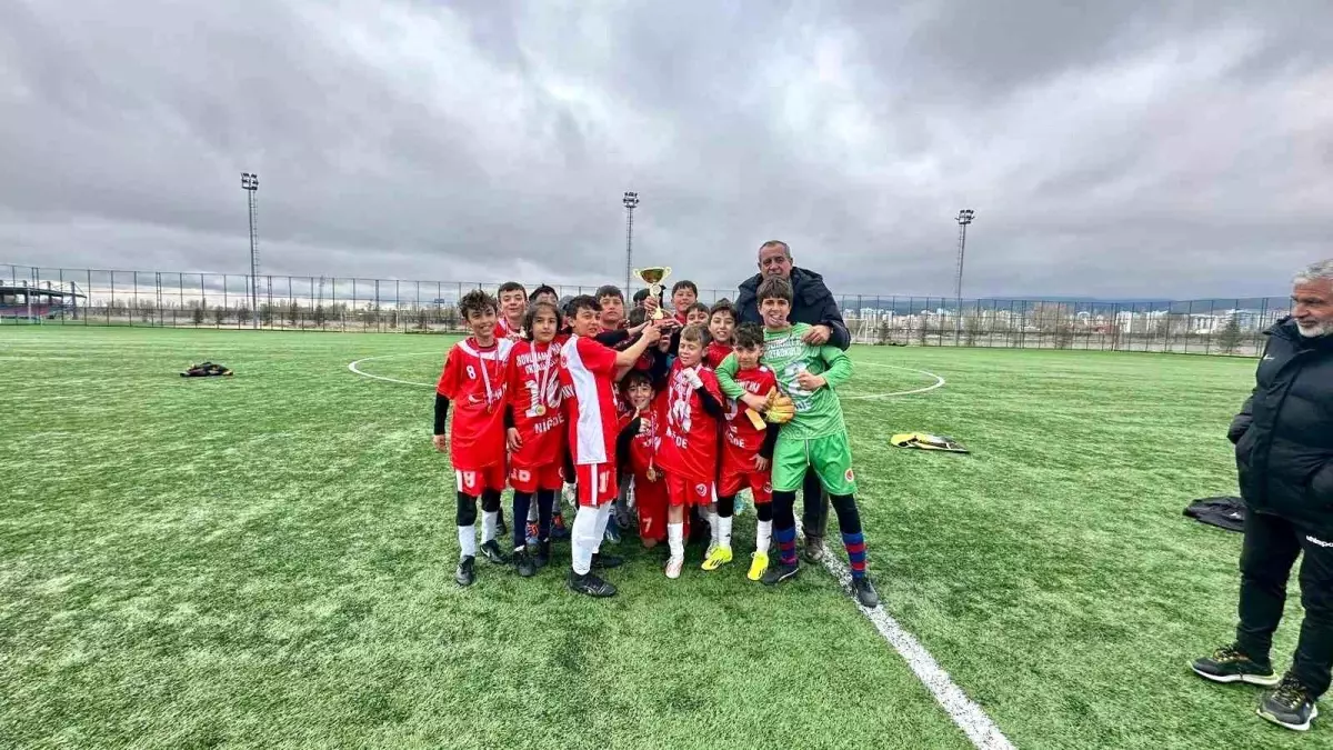 Niğde\'de Okul Sporları Mahalli Futbol Müsabakaları Tamamlandı