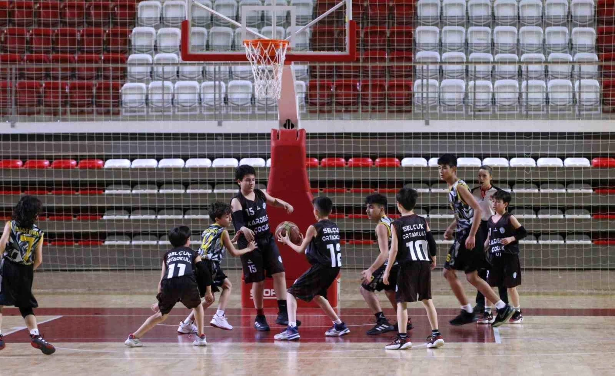 Sivas\'ta Okul Sporları Küçükler Kız-Erkek Basketbol Grup Maçları Devam Ediyor