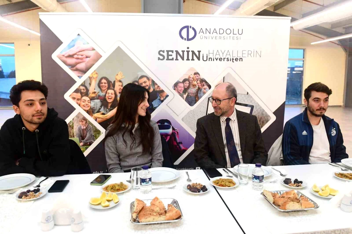Anadolu Üniversitesi Rektörü İKAF\'24\'te görev alan öğrencilerle iftar yemeğinde buluştu