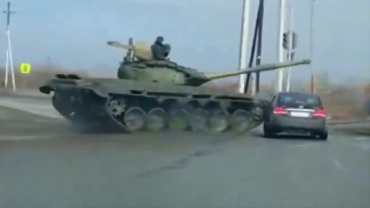 Rusya\'da akılalmaz kaza! Kırmızı ışıkta bekleyen araca tank çarptı