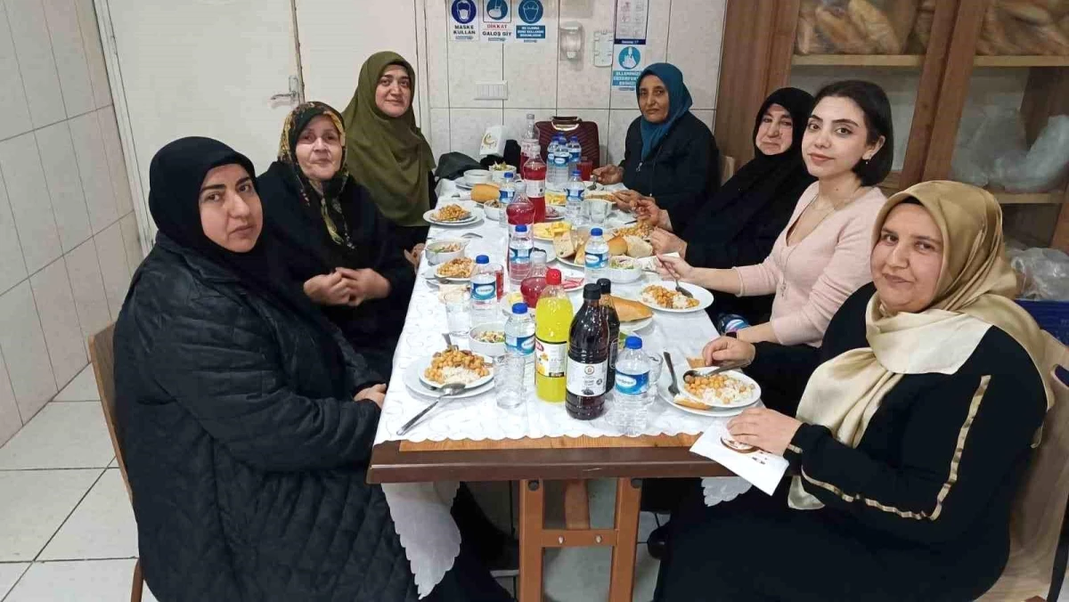 Düzce Üniversitesi öğrencileriyle şehit anneleri sahurda buluştu