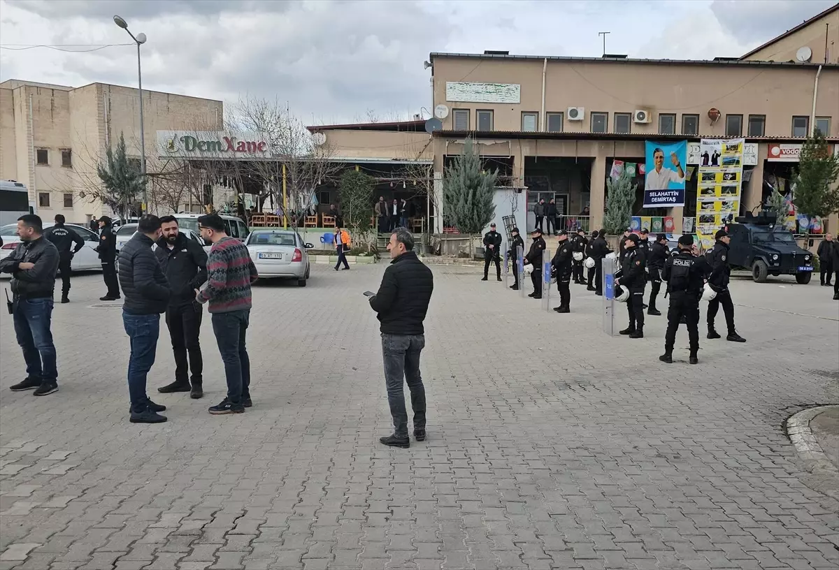 Siirt\'in Baykan ilçesinde muhtarlık seçimi nedeniyle çıkan kavgada 1\'i polis, 8 kişi yaralandı