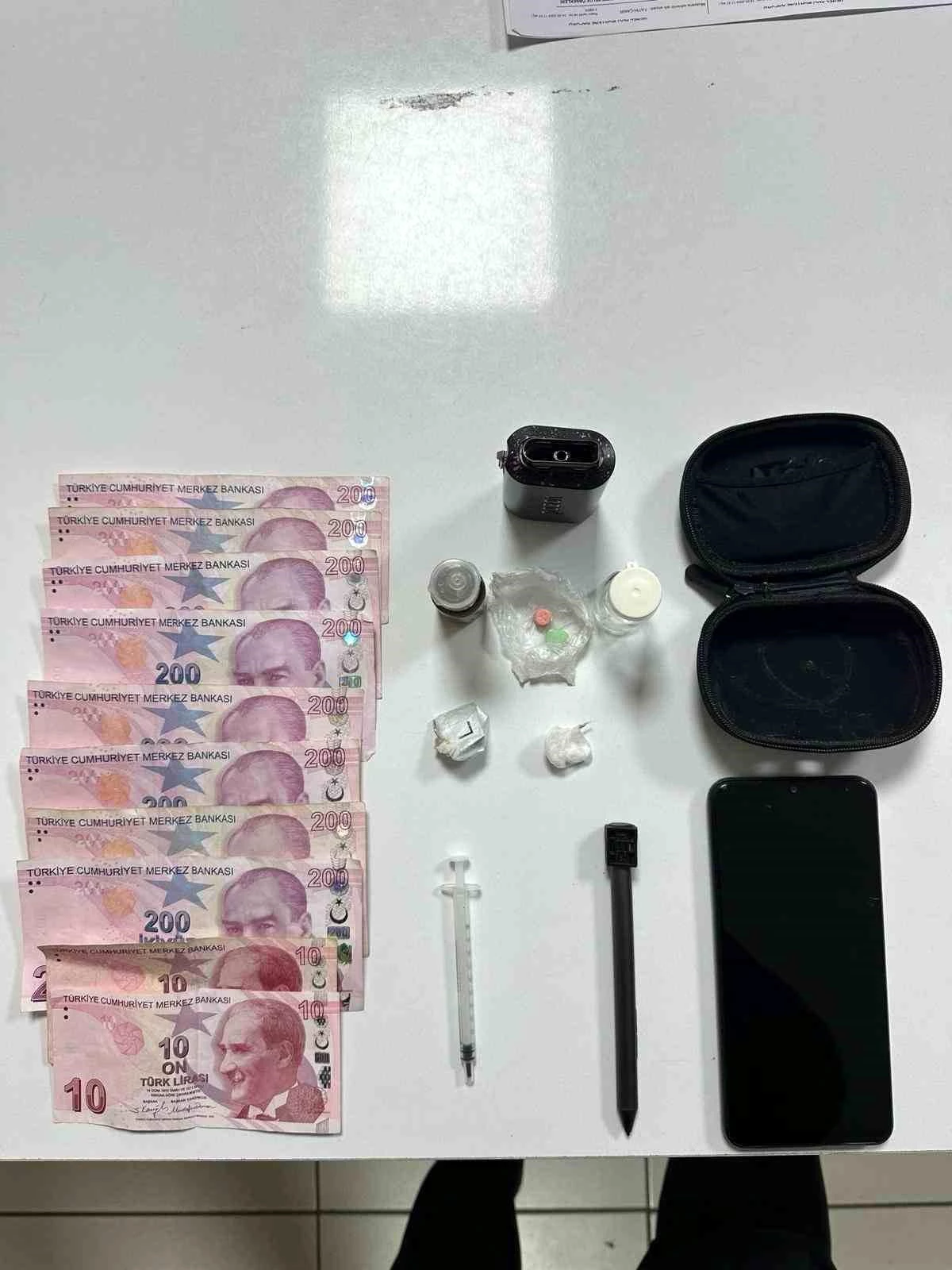 Şişli\'de uyuşturucu maddeyi kalem ve elektronik sigara içine gizleyen şüpheli yakalandı