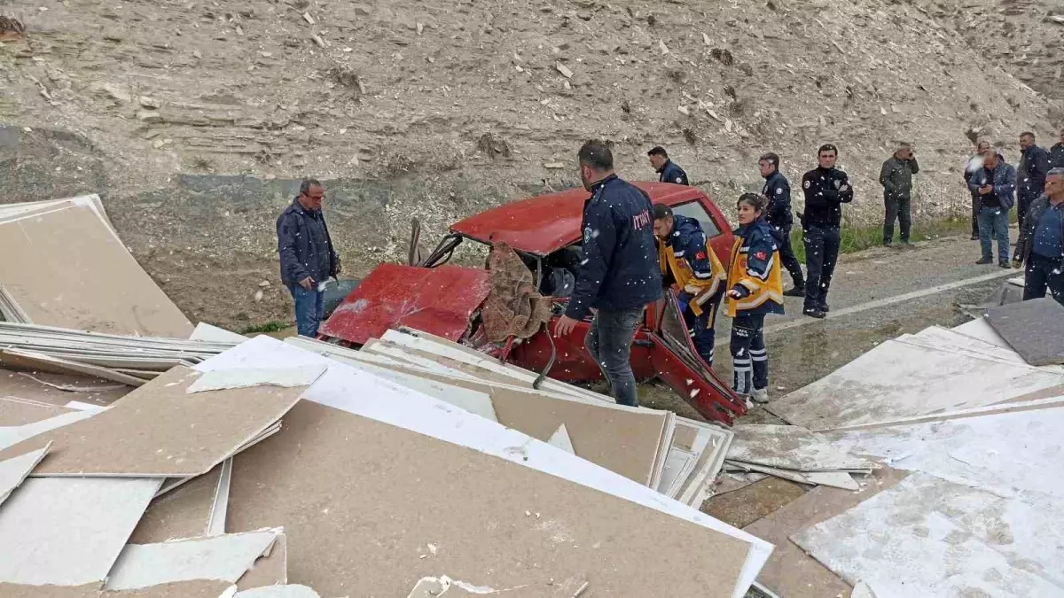 Sivas\'ın Gürün ilçesinde tırın dorsesindeki alçıpanlar otomobilin üzerine devrildi: 1 ölü, 4 yaralı