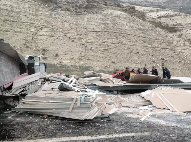 TIR'dan düşen yükün altında kalan otomobildeki sürücü hayatını kaybetti