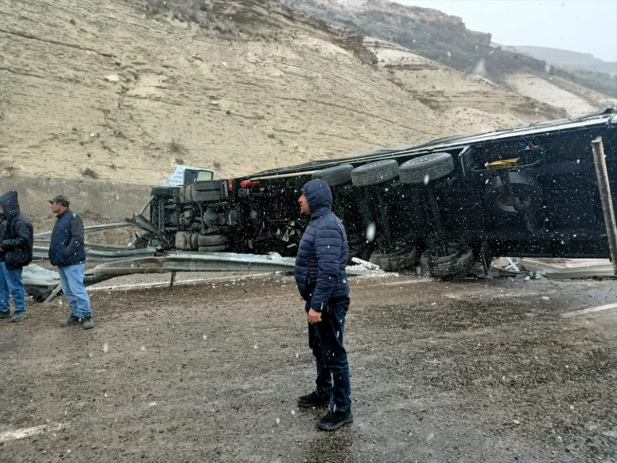 Karşı şeride geçen TIR\'ın yükü, otomobilin üzerine düşerek sürücüyü canından etti