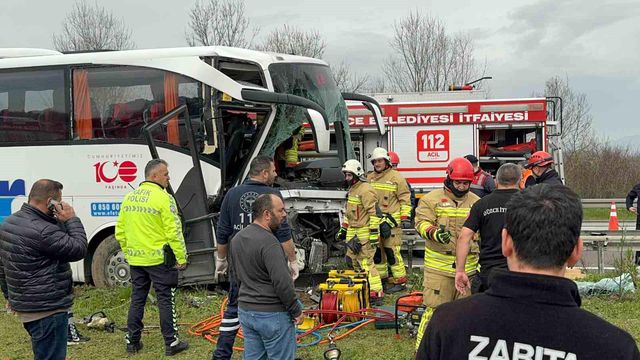 TEM'de yolcu otobüsü tıra çarptı: 17 yaralı TEM'de yolcu otobüsü tıra çarptı: 17 yaralı