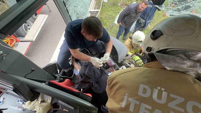 Düzce'de Otobüs Tıra Çarptı: 15 Yaralı Düzce'de Otobüs Tıra Çarptı: 15 Yaralı