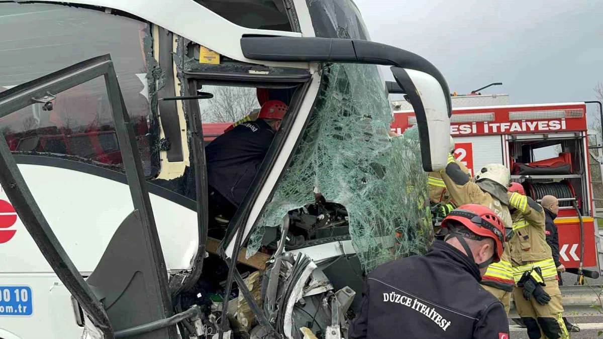 Düzce\'de yolcu otobüsü tıra çarpıp refüje çıktı: 15 yaralı