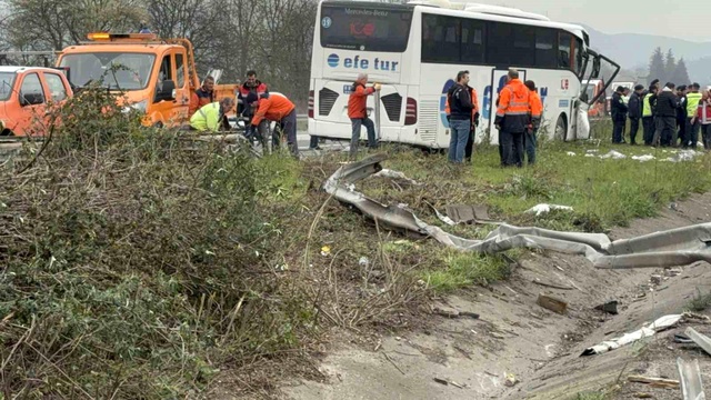 Düzce'de Otobüs Tıra Çarptı: 15 Yaralı Düzce'de Otobüs Tıra Çarptı: 15 Yaralı