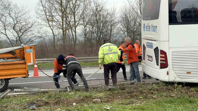 Düzce'de Otobüs Tıra Çarptı: 15 Yaralı Düzce'de Otobüs Tıra Çarptı: 15 Yaralı