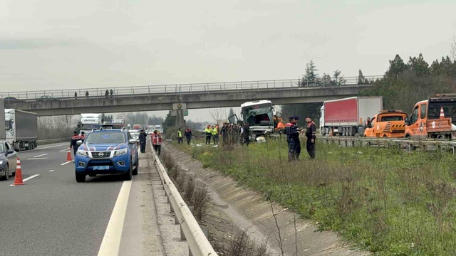 Düzce'de Otobüs Tıra Çarptı: 15 Yaralı Düzce'de Otobüs Tıra Çarptı: 15 Yaralı