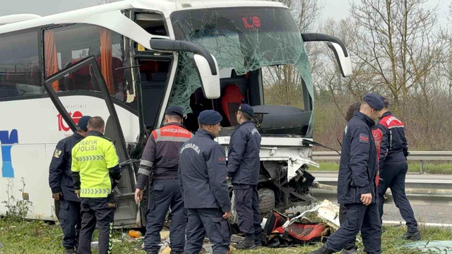 Düzce'de Otobüs Tıra Çarptı: 15 Yaralı Düzce'de Otobüs Tıra Çarptı: 15 Yaralı