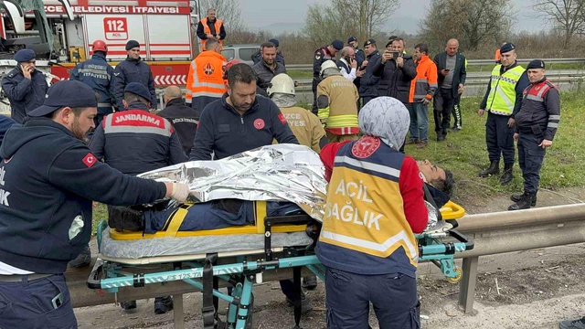 Düzce'de Otobüs Tıra Çarptı: 15 Yaralı Düzce'de Otobüs Tıra Çarptı: 15 Yaralı