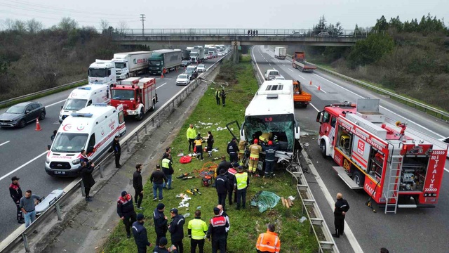 Düzce'de Otobüs Tıra Çarptı: 15 Yaralı Düzce'de Otobüs Tıra Çarptı: 15 Yaralı