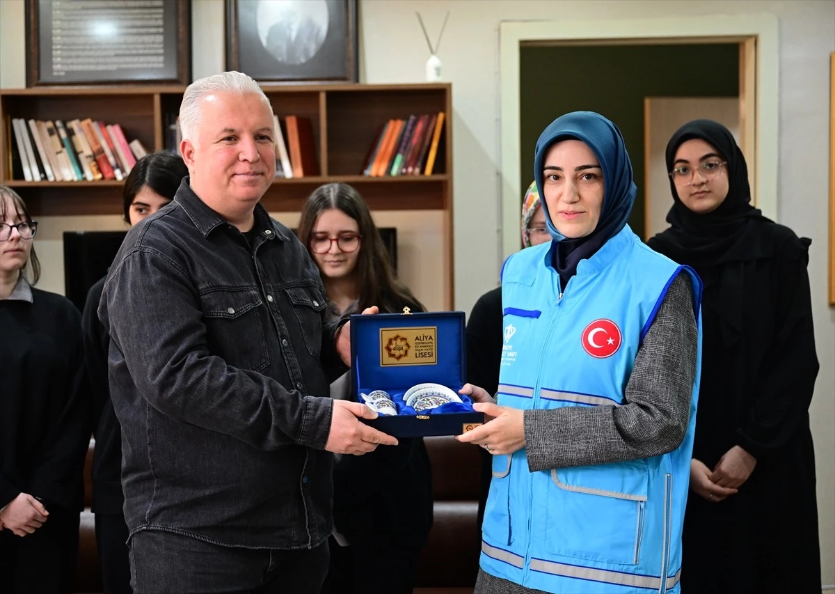 Türkiye Diyanet Vakfı ve İstanbul Müftülüğü, Kütüphane Haftası\'nda bir okula kitap hediye etti