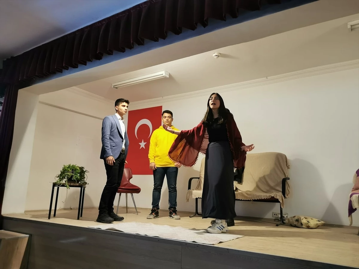 Sivas\'ta öğrenciler tiyatro oyunuyla sosyal medya ve telefon bağımlılığına dikkat çekti