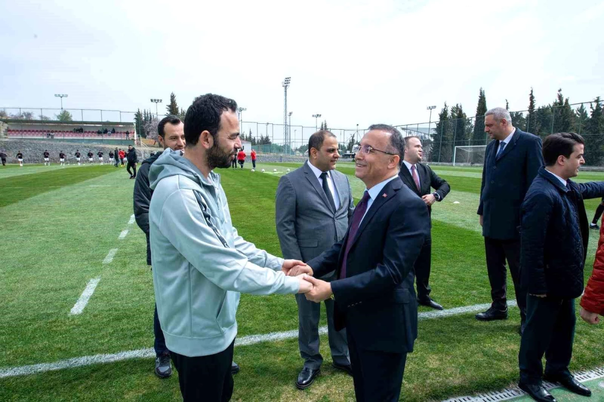 Gaziantep Valisi Kemal Çeber, Gaziantep Futbol Kulübü\'nü ziyaret etti