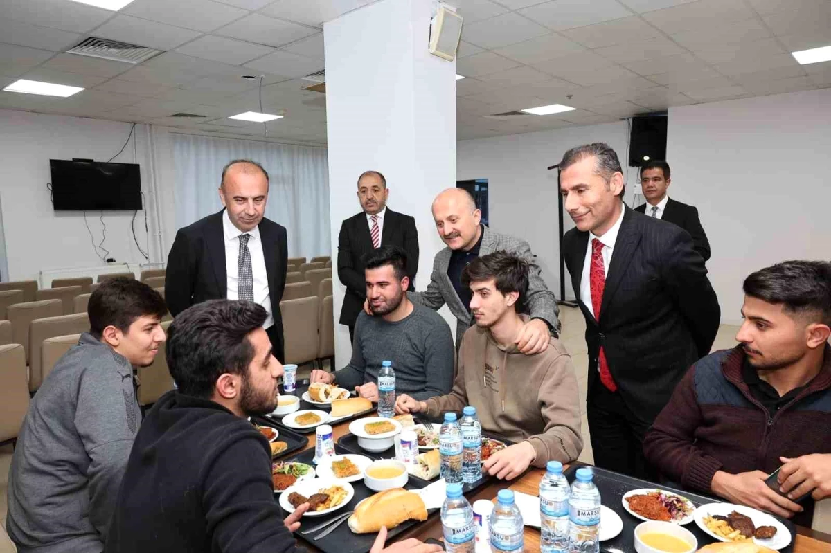 Adıyaman Valisi Osman Varol, öğrencilerle iftar sofrasında buluştu