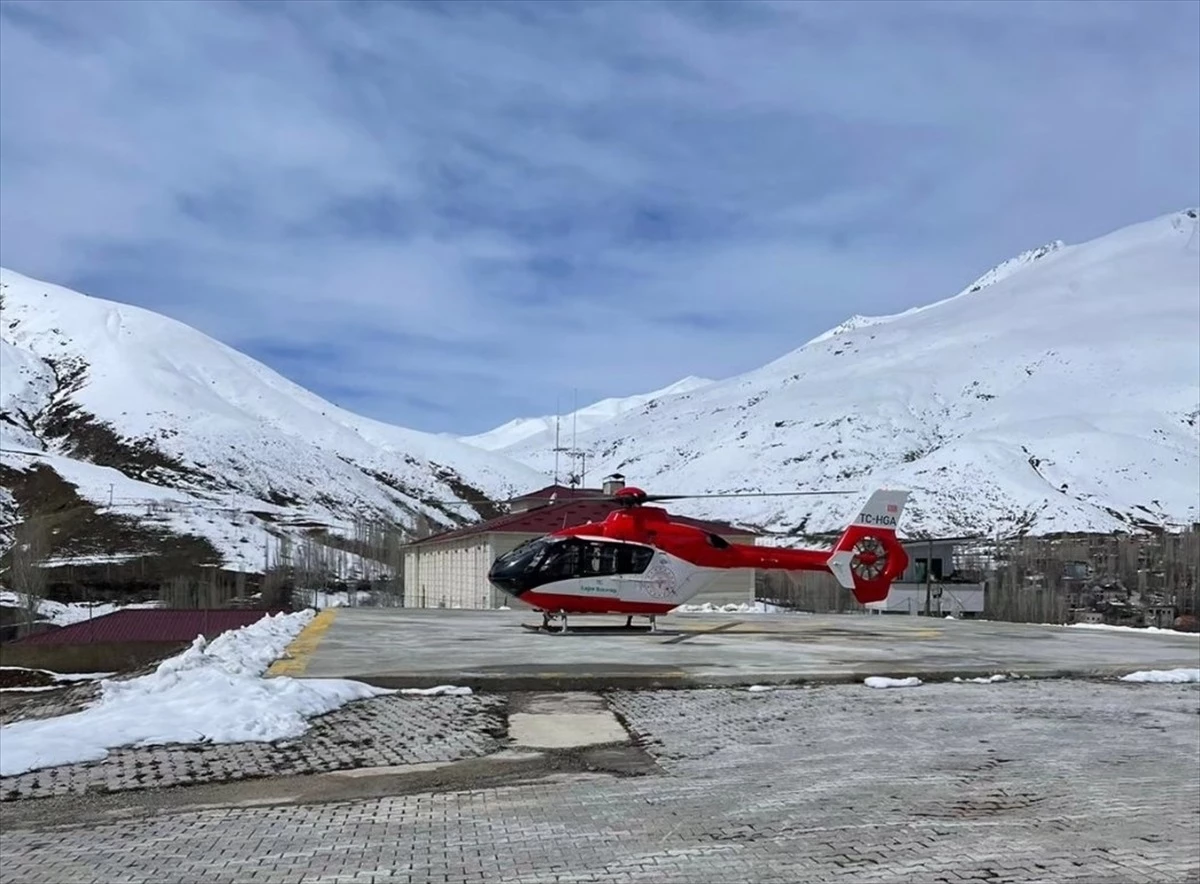Van\'ın Bahçesaray ilçesinde rahatsızlanan hasta ambulans helikopterle hastaneye ulaştırıldı