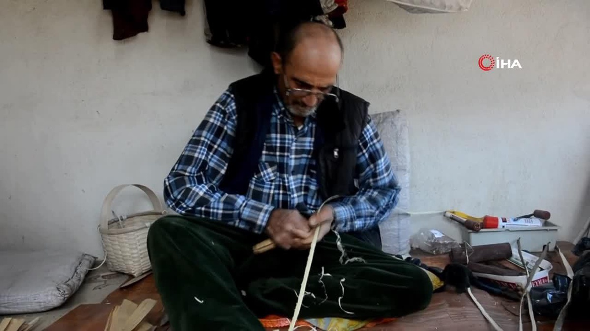 70 yıldır fındık dallarından sepet yapıyor