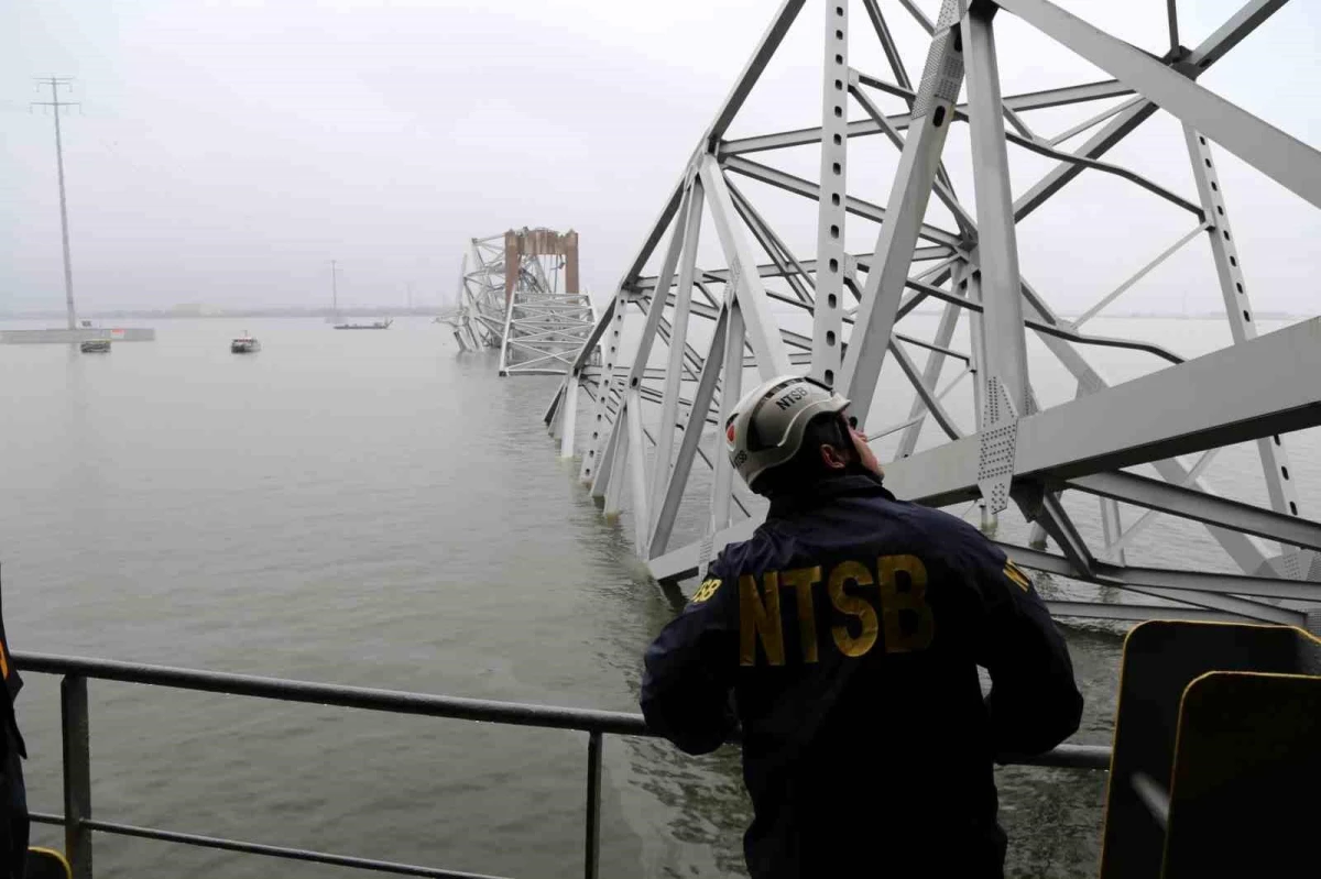 ABD\'de geminin çarpmasıyla yıkılan köprüden nehre düşen 2 kişinin cesedi bulundu