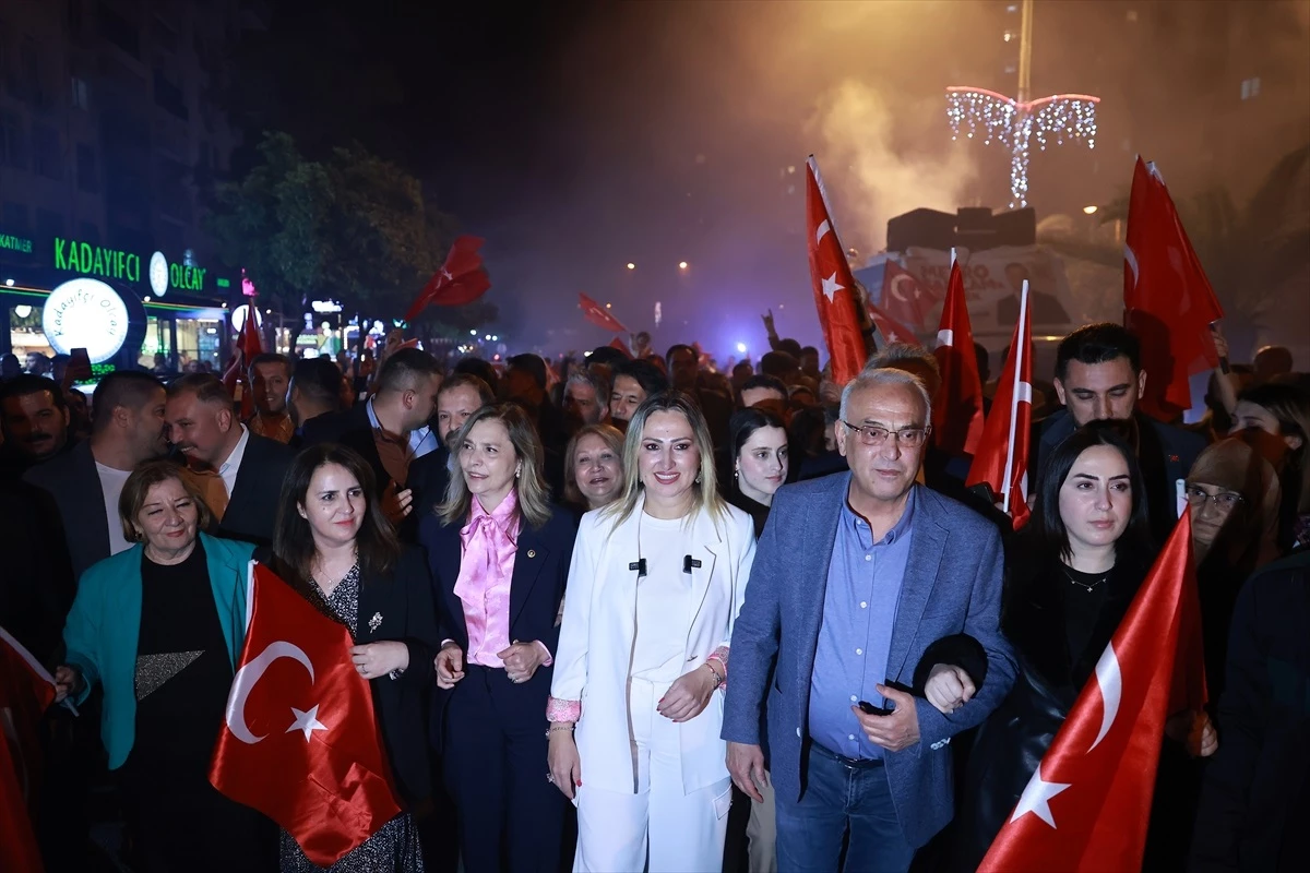 Adana\'da Cumhur İttifakı\'nın Çukurova Belediye Başkan adayı Firdevs Cingözler\'in düzenlediği yürüyüş