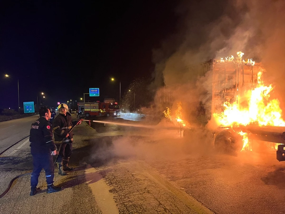 Adana\'da çikolata yağı yüklü tırda çıkan yangın söndürüldü