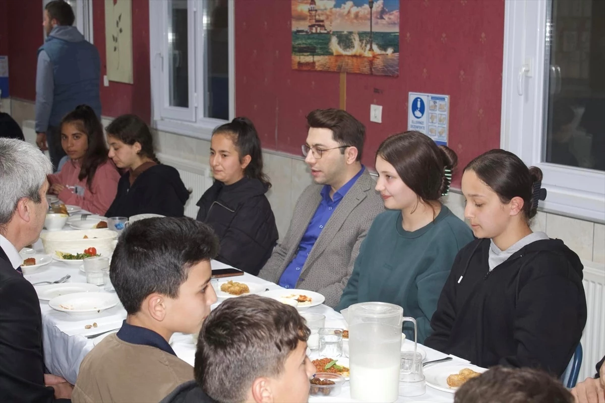 Almus Kaymakamı Emre Çömen, öğrencilerle iftarda buluştu