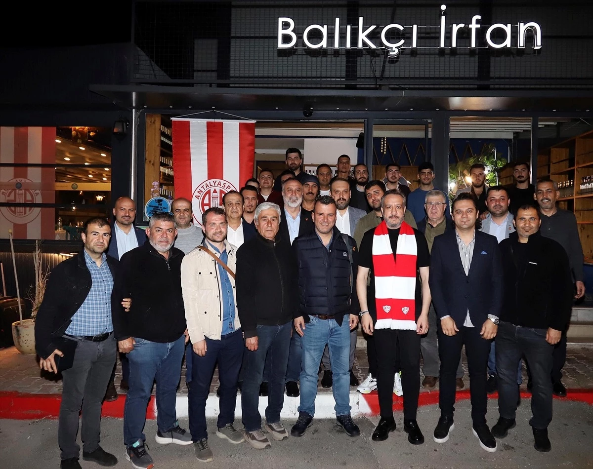 Antalyaspor Başkanı Sinan Boztepe, spor muhabirleriyle iftar programında buluştu