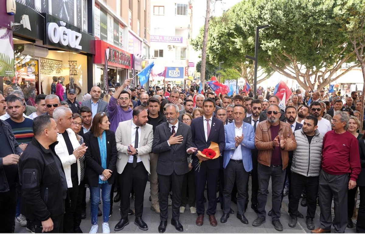 Tarsus Belediye Başkanı Haluk Bozdoğan, oğlunun seçim aracına yapılan saldırıyı protesto etti