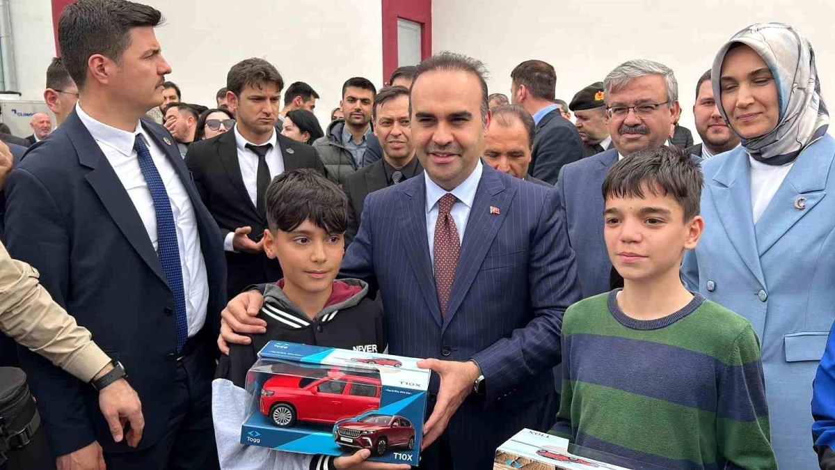 Sanayi ve Teknoloji Bakanı Fatih Kacır ile Astronot Alper Gezeravcı Afyonkarahisar\'da öğrencilerle buluştu
