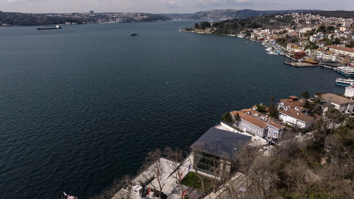 Beykoz Belediyesi tarafından denize sıfır bir konumda kurulan Yalı Kütüphanesi hizmete açıldı