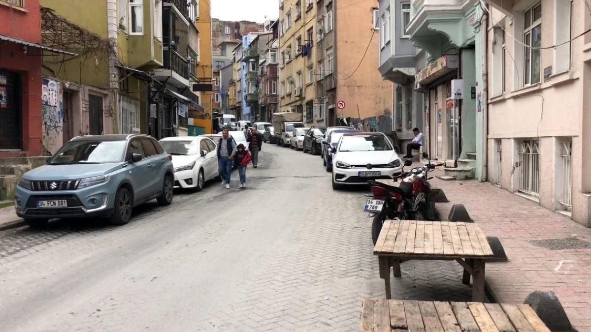 Beyoğlu\'nda Tezgahta Duran Adam Silahlı Saldırıya Uğradı