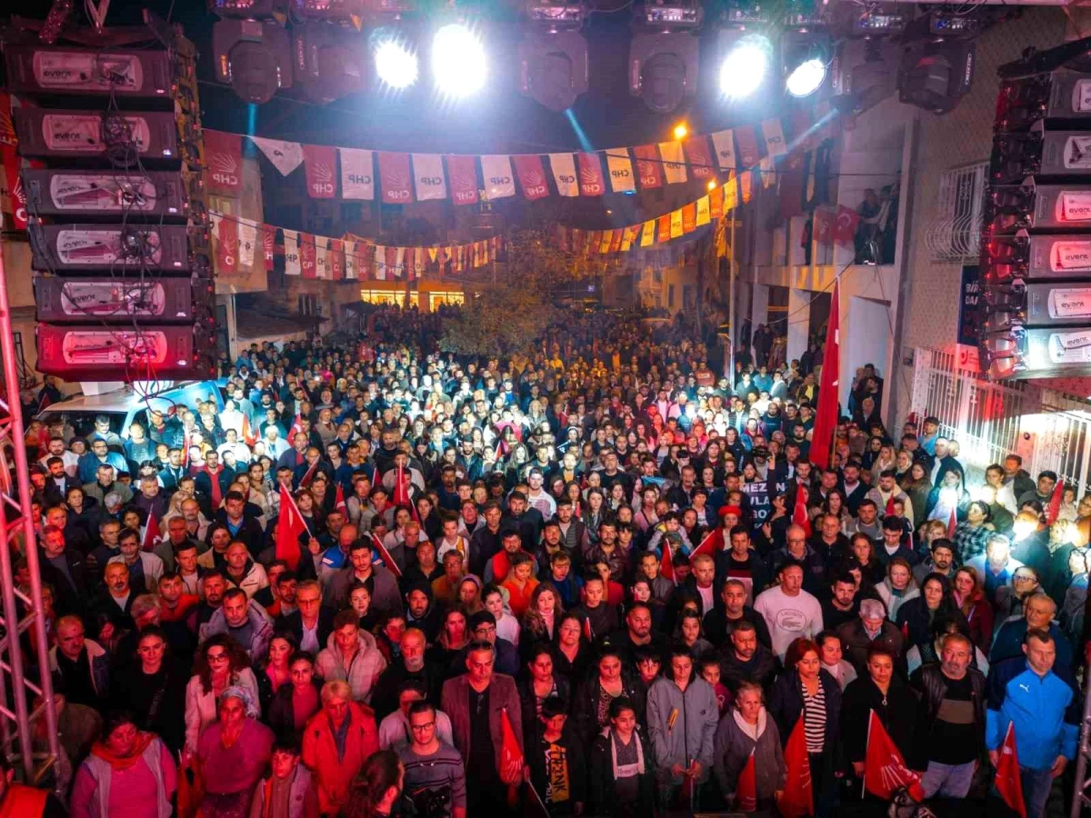 İzmir Seferihisar\'da İsmail Yetişkin\'in düzenlediği seçim mitingi büyük ilgi gördü