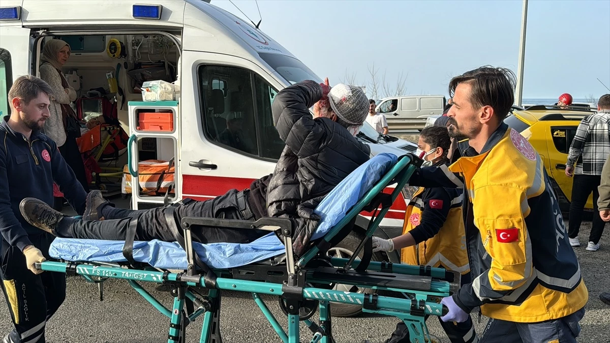 Rize\'de cenazeden dönenleri taşıyan taksinin bariyerlere çarpması sonucu 4 kişi yaralandı