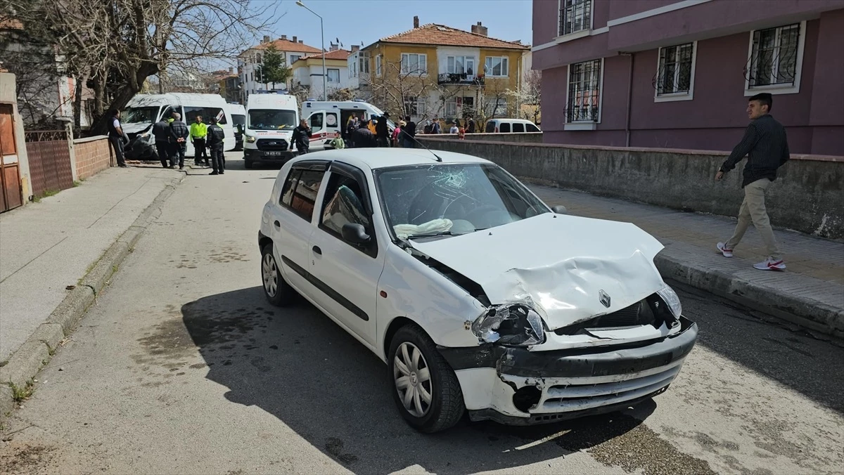 Çorum\'da öğrenci servisi ile otomobilin çarpıştığı kazada 15\'i öğrenci 16 kişi yaralandı