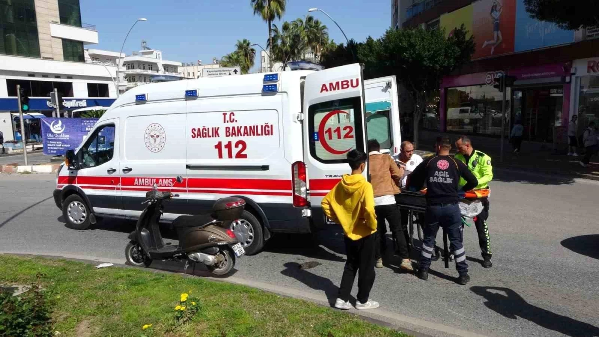 Antalya\'da Motosiklet Kazası: Sürücü Yaralandı
