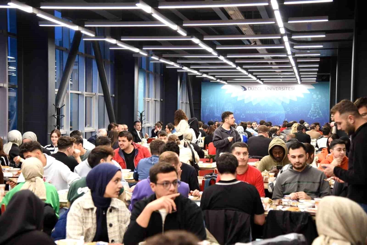 Düzce Üniversitesi Rektörlüğü, öğrencilere iftar programı düzenledi