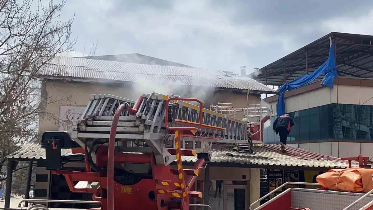 Elazığ\'da İş Yerinde Çıkan Yangın Kontrol Altına Alındı