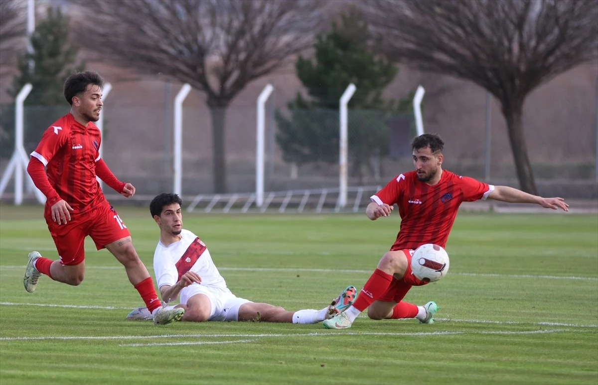 EMS Yapı Sivasspor, Sivas Dört Eylül Futbol AŞ\'yı 3-0 mağlup etti