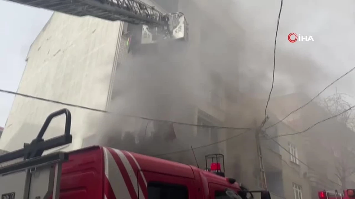 Esenyurt\'ta 5 katlı binada yangın çıktı: Mahsur kalan vatandaşları kurtarma çalışmaları sürüyor