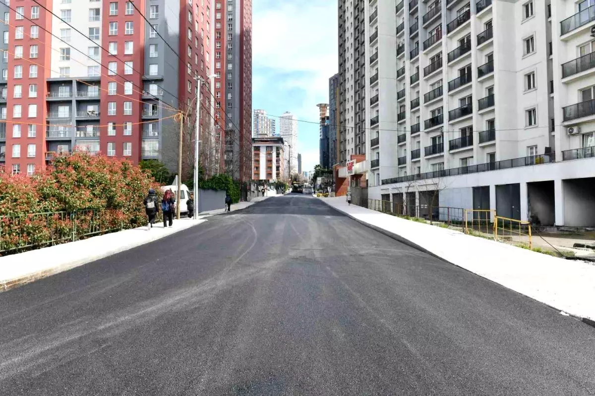 Esenyurt Belediyesi Yollara Asfalt Kaplama Çalışması Yapıyor