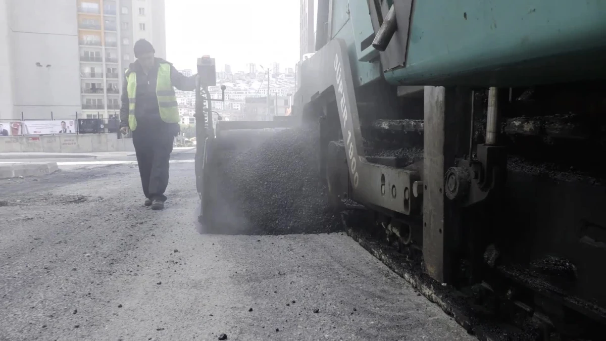 Esenyurt Belediyesi Yollarda Asfalt Kaplama Çalışması Yapıyor